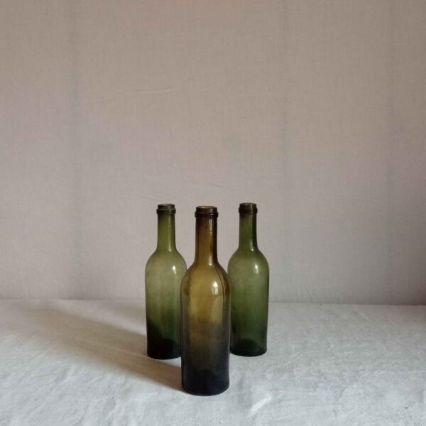 Petite bouteille verre vert de table