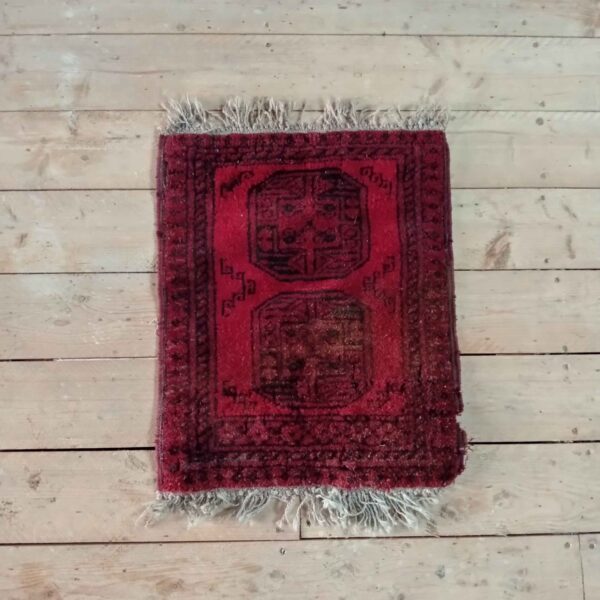 Petit tapis rouge sombre