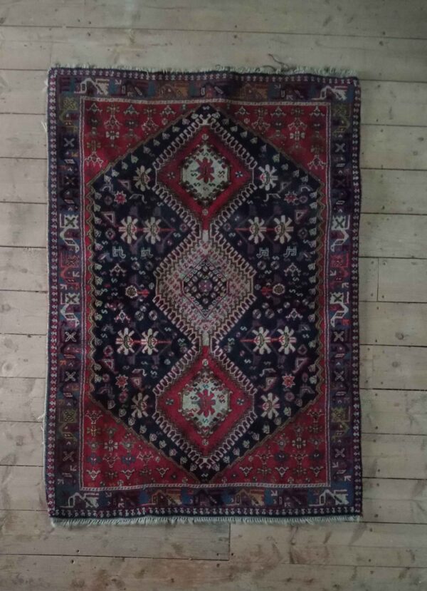 Tapis aux tons rouge et bleu
