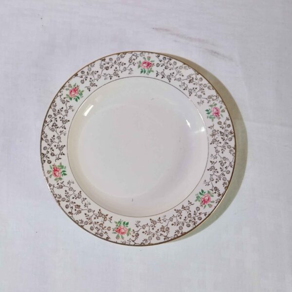 Plat en porcelaine fleurie