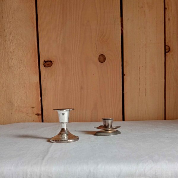 Bougeoirs plats argentés