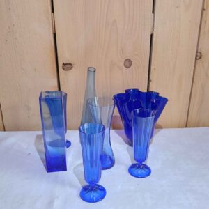Vases bleus dépareillés