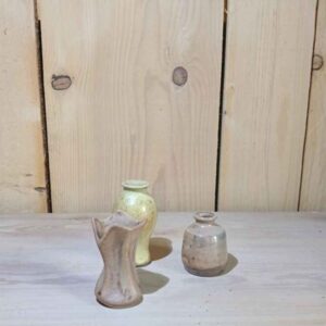 Vases en grès <15 cm dépareillés