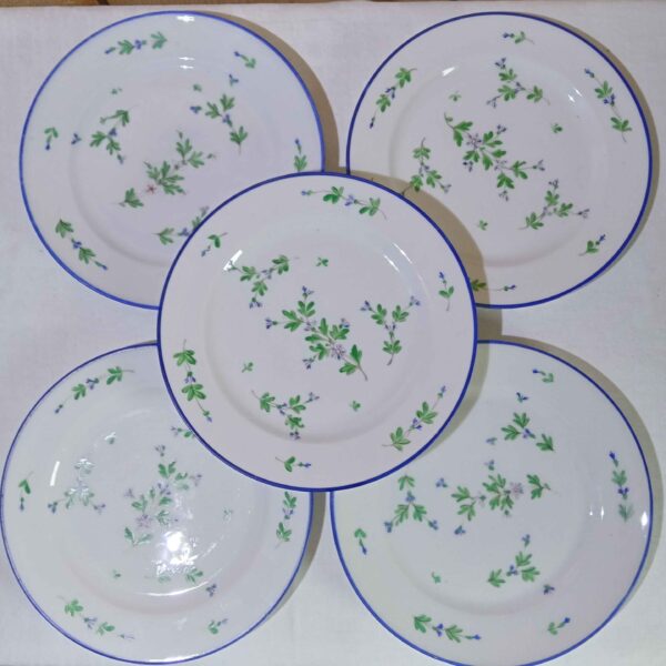 Assiettes bleues à décor de fleur