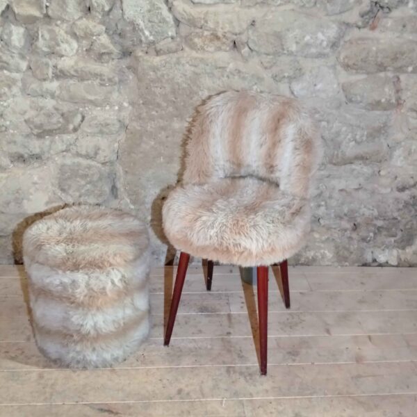 Chaise et tabouret en fausse fourure
