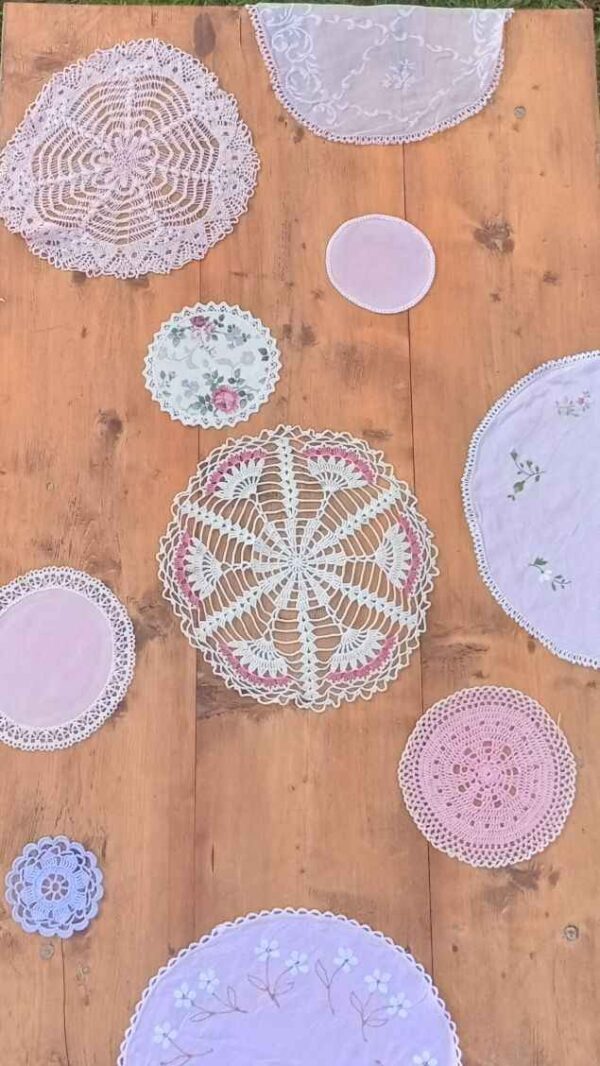 Napperons blancs et rose