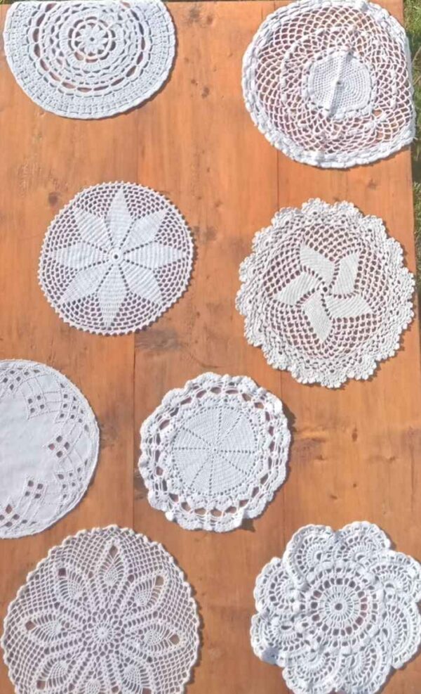 Napperons blancs 30  cm à 40 cm de diamètre
