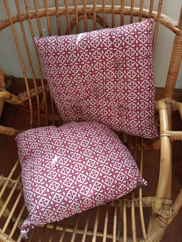 Coussins à motif rouge et beige