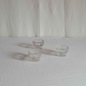 Bougeoirs en verre dépareillés