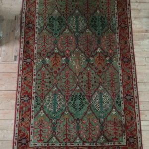Grand tapis aux tons rouges et vert