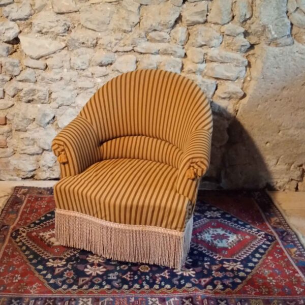 Fauteuil à motif rayé jaune et marron – Image 2
