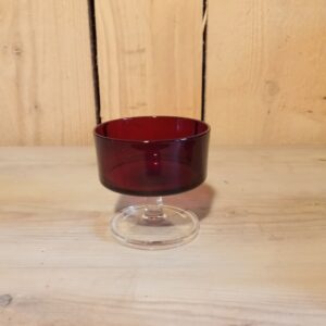 Verres à pied rouge