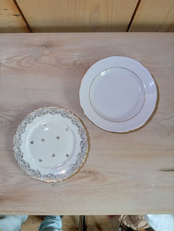 Assiettes à dessert en porcelaine dorée et fleurs dépareillées – Image 2