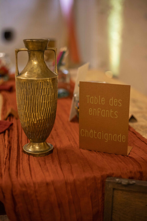 Vases dorés dépareillés – Image 3
