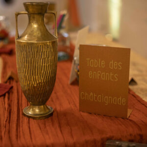 Vases dorés dépareillés