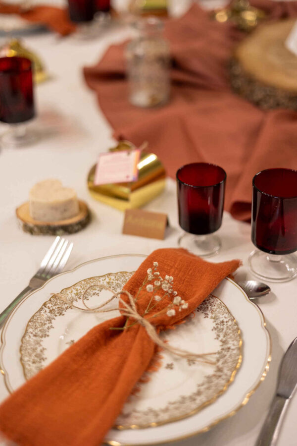 Assiettes à dessert en porcelaine dorée et fleurs dépareillées