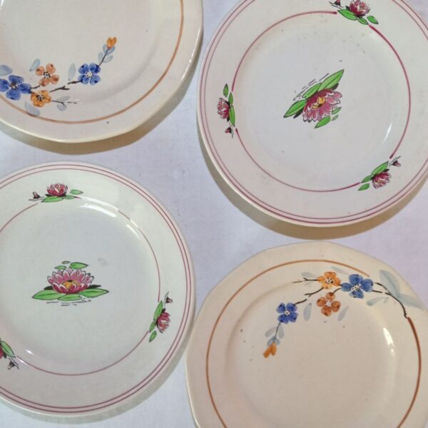 Assiettes à décor fleuri – Image 2