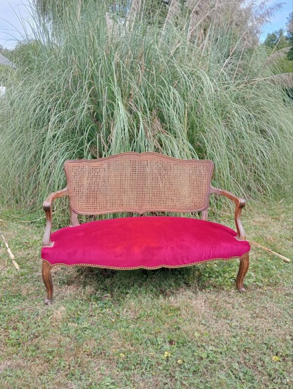 Banquette rotin et velour rouge