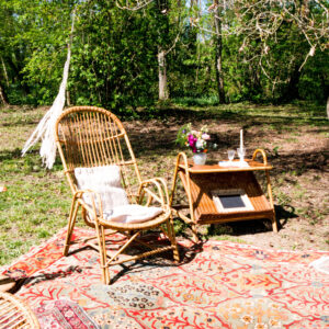 Grand tapis aux tons rouges et vert