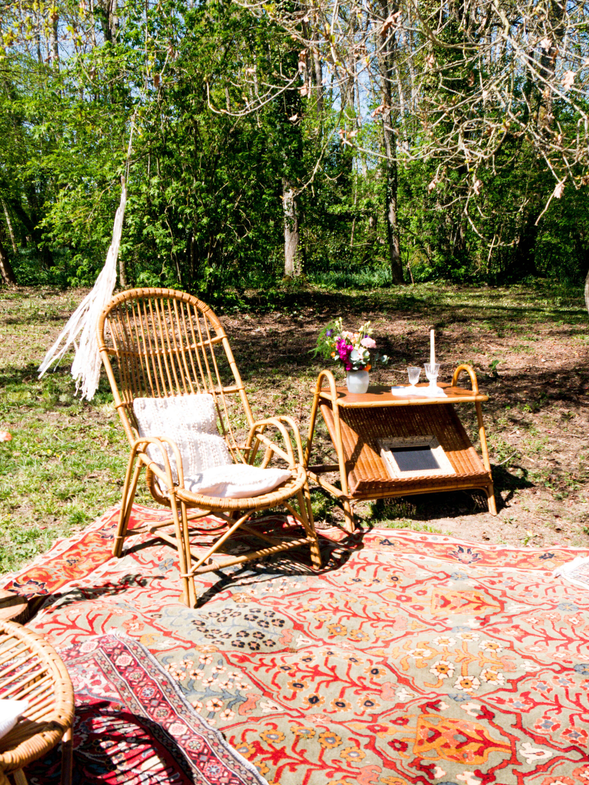 Grand tapis aux tons rouges et vert