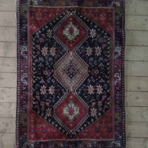 Tapis aux tons rouge et bleu