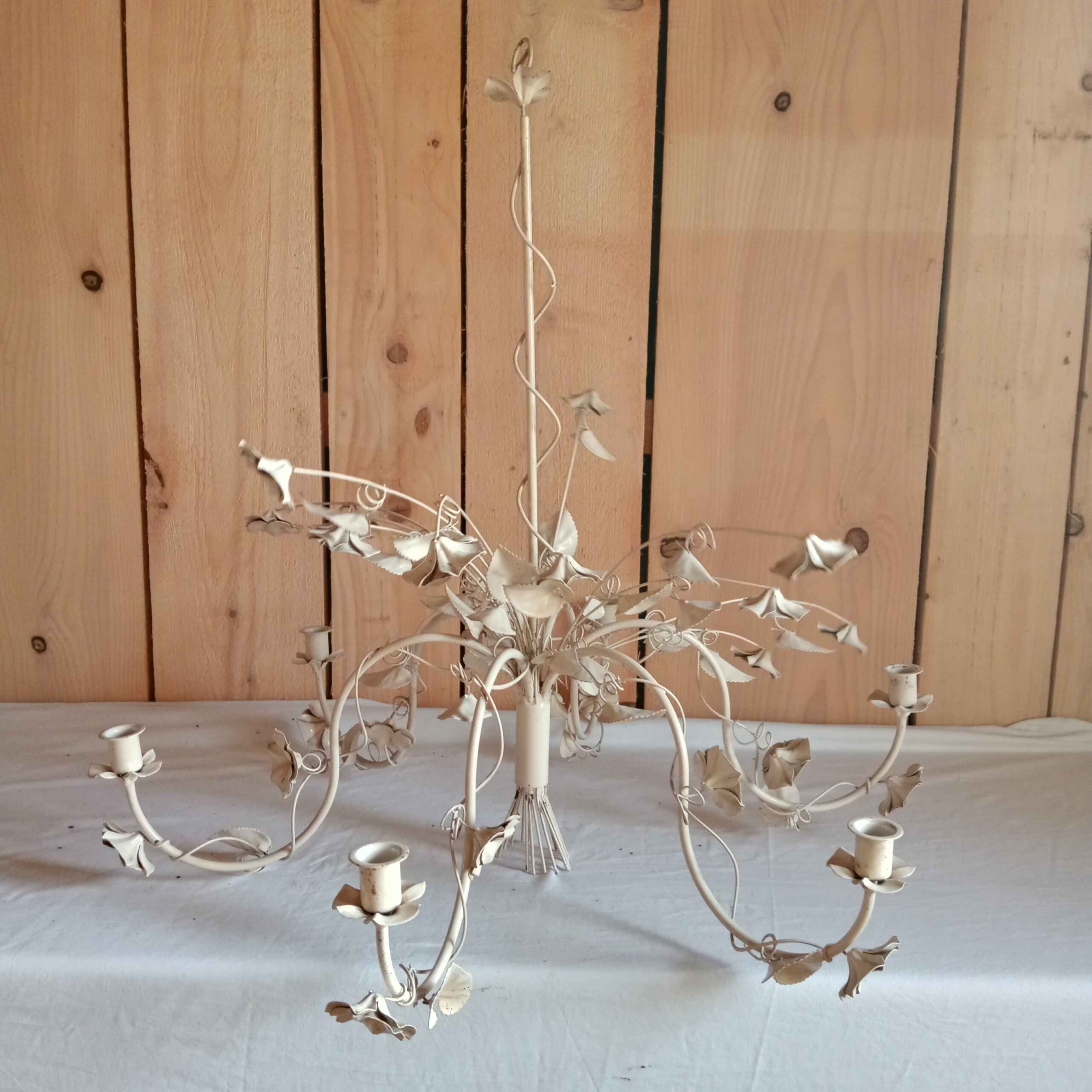 Lustre en métal blanc à motif floraux et végétaux