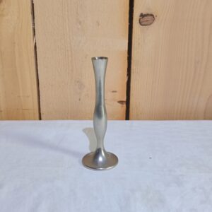 Soliflores en étain dépareillés