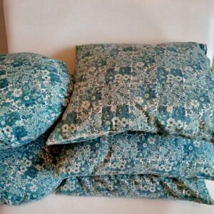 Coussin à fleurs bleues