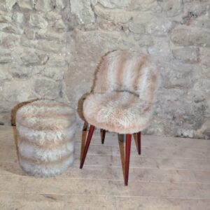 Chaise et tabouret en fausse fourure