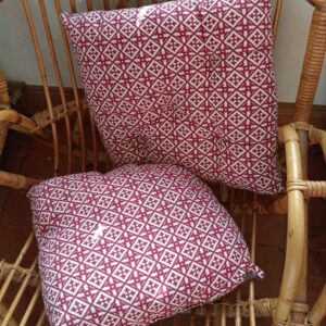 Coussin à motif rouge et beige