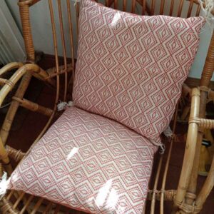 Coussin à motifs orange et beige