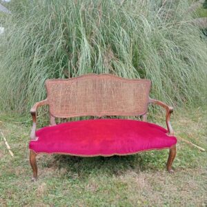 Banquette rotin et velour rouge