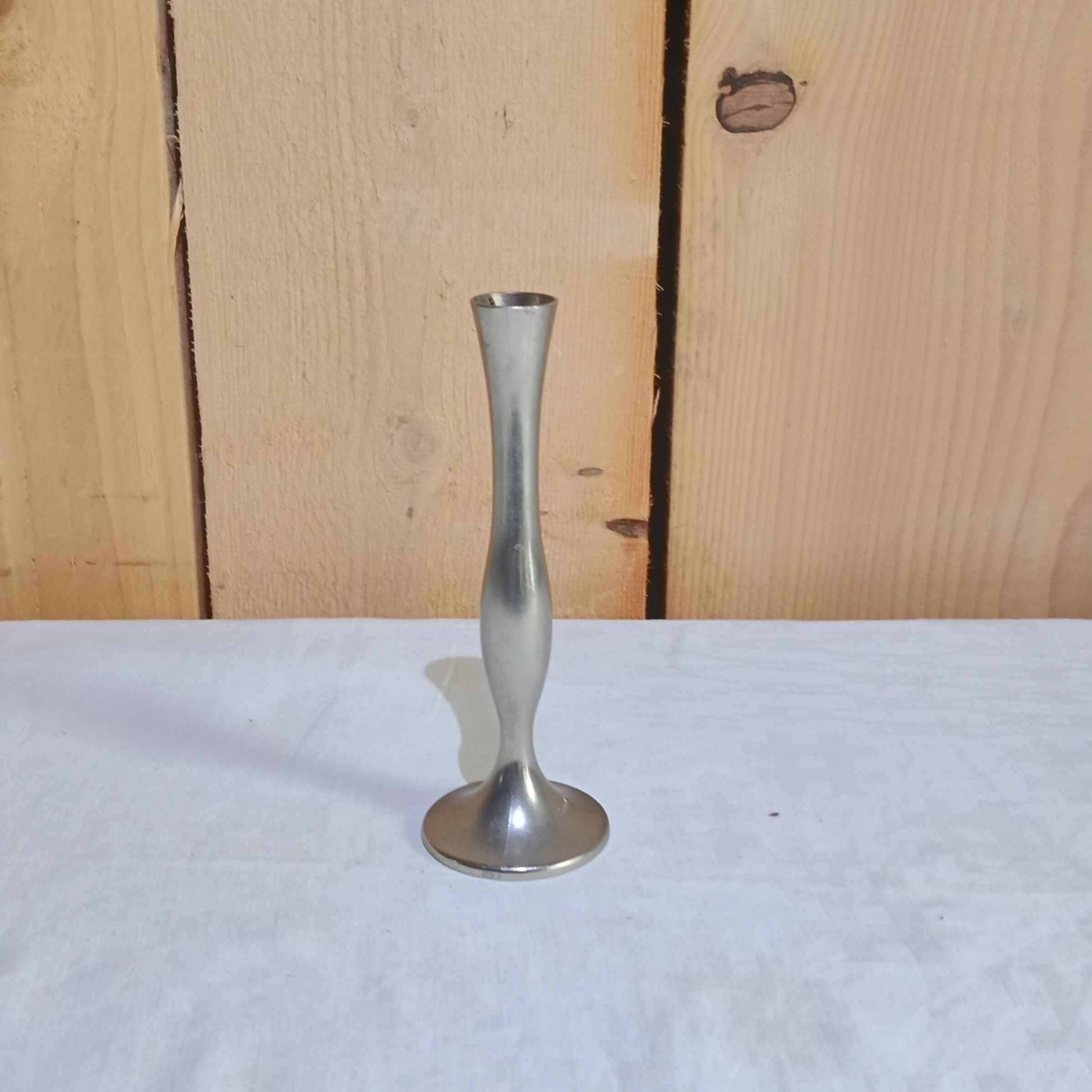 Soliflores en étain dépareillés – Image 3