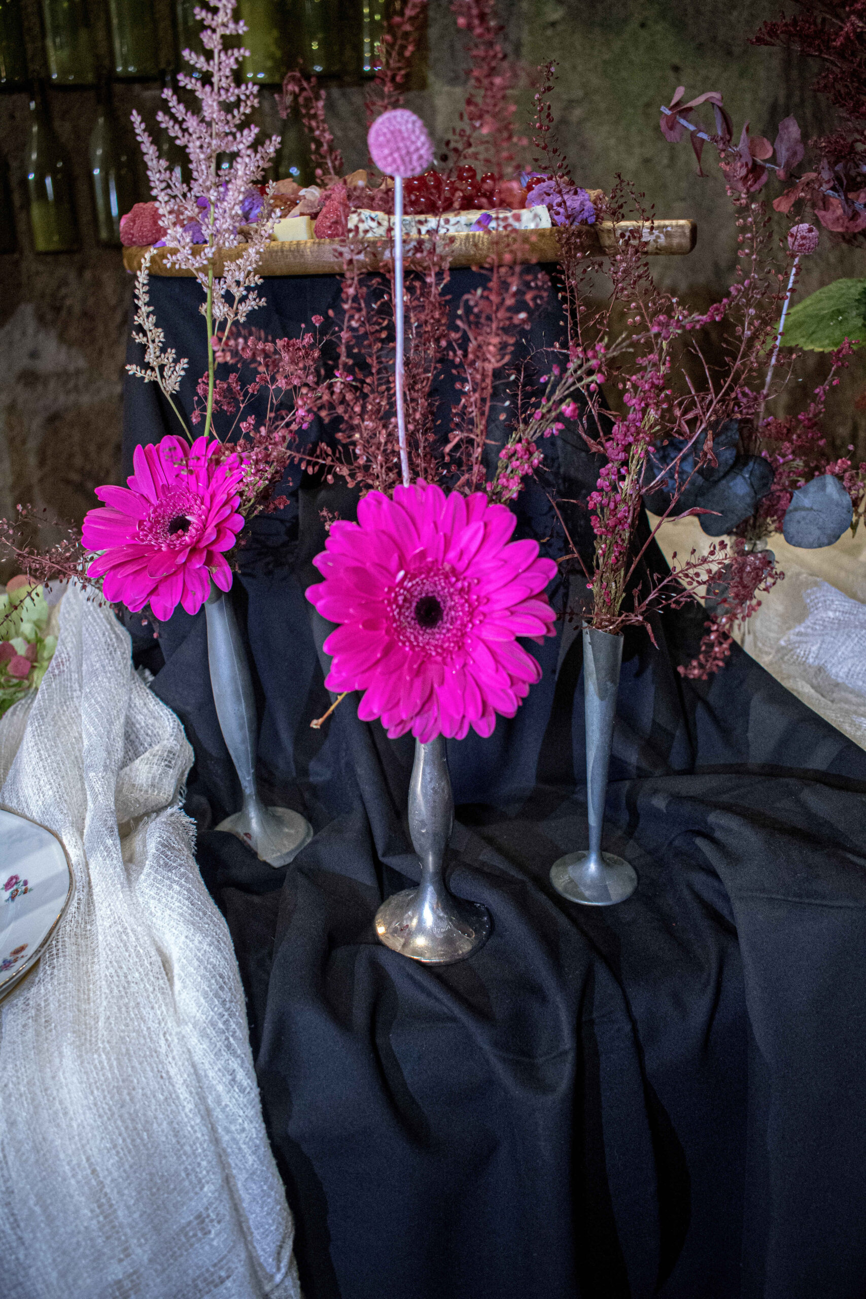 Soliflores en étain dépareillés – Image 2