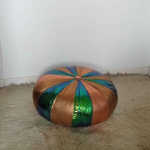 Pouf en tissu vert et or