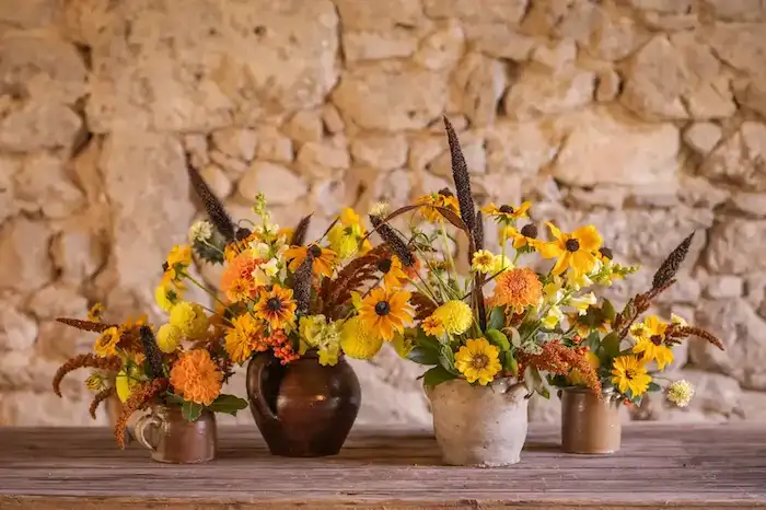 Bouquets d'automne dans des terres cuites en location évènementielle