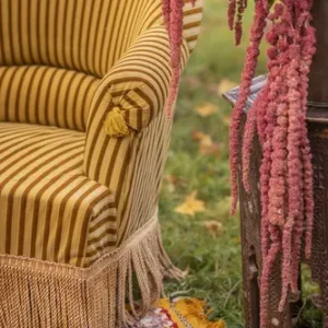 Fauteuil à motif rayé jaune et marron
