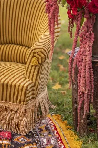 Fauteuil à motif rayé jaune et marron – Image 2