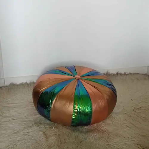 Pouf en tissu vert et or – Image 2