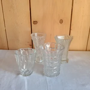 Vases en verre taillé <15cm, dépareillés