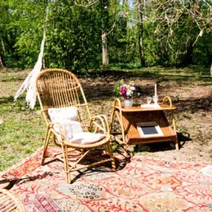 Grand tapis aux tons rouges et vert