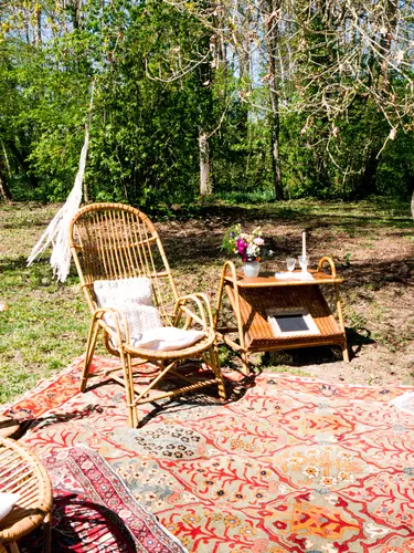 Grand tapis aux tons rouges et vert