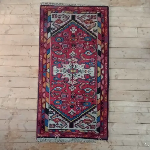 Tapis rouge et bleu