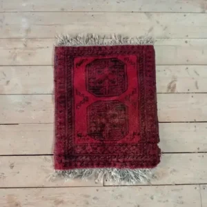 Petit tapis rouge sombre