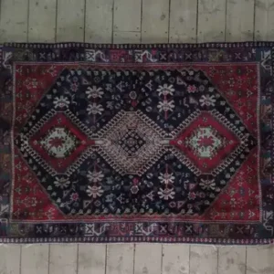 Tapis aux tons rouge et bleu