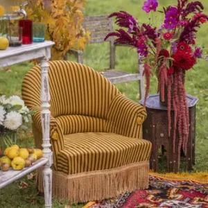 Fauteuil à motif rayé jaune et marron