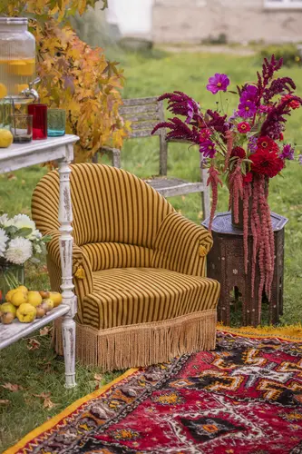 Fauteuil à motif rayé jaune et marron