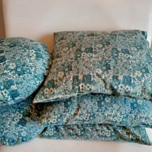 Coussin à fleurs bleues