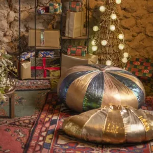 Pouf en tissu vert et or