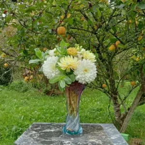 Vase en verre bleu et rose